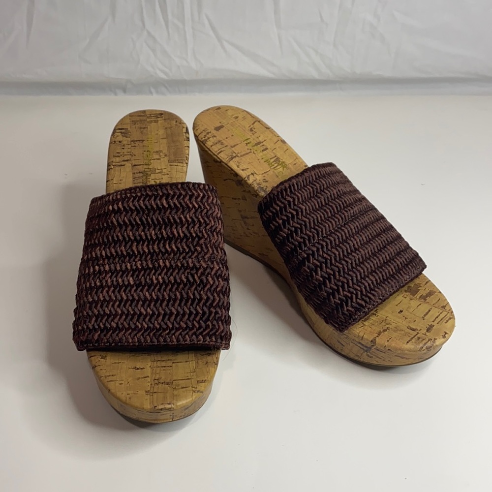 Brand Montego Bay Club. Size 6. Color brown. Knitted strap. New